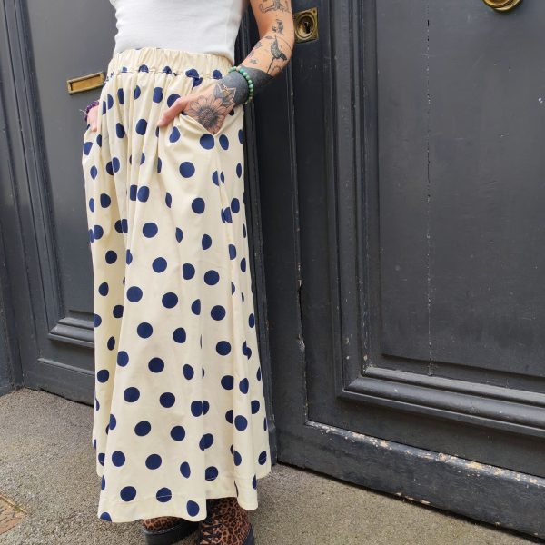 Jupe midi fluide pois.Jupe midi Fluide et évasée Légère et agréable à porter Taille élastique pour un maximum de confort Poches pratiques et discrètes Style jupe rétro chic, facile à associer Longueur midi (selon la taille) Coloris beige pois noirs, rose pois rouges, jaune pois noirs Idéale printemps/été Composition : 100% coton