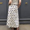 Jupe midi fluide pois.Jupe midi Fluide et évasée Légère et agréable à porter Taille élastique pour un maximum de confort Poches pratiques et discrètes Style jupe rétro chic, facile à associer Longueur midi (selon la taille) Coloris beige pois noirs, rose pois rouges, jaune pois noirs Idéale printemps/été Composition : 100% coton
