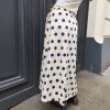 Jupe midi fluide pois.Jupe midi Fluide et évasée Légère et agréable à porter Taille élastique pour un maximum de confort Poches pratiques et discrètes Style jupe rétro chic, facile à associer Longueur midi (selon la taille) Coloris beige pois noirs, rose pois rouges, jaune pois noirs Idéale printemps/été Composition : 100% coton