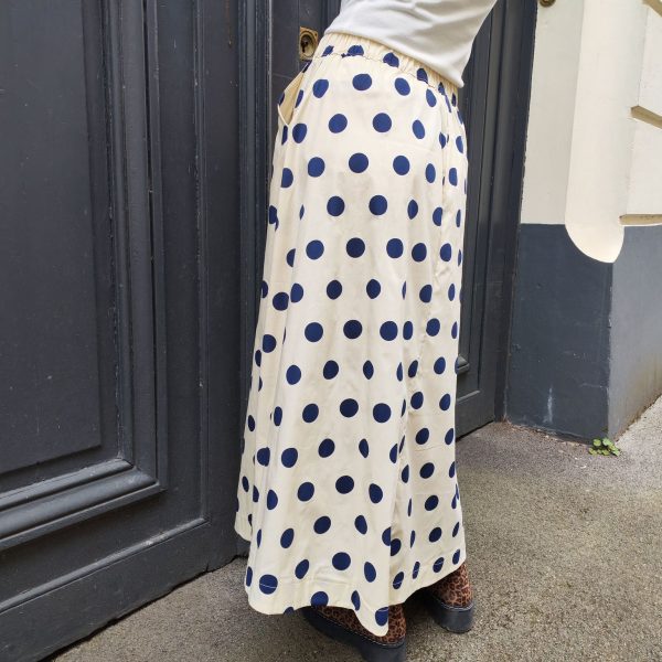Jupe midi fluide pois.Jupe midi Fluide et évasée Légère et agréable à porter Taille élastique pour un maximum de confort Poches pratiques et discrètes Style jupe rétro chic, facile à associer Longueur midi (selon la taille) Coloris beige pois noirs, rose pois rouges, jaune pois noirs Idéale printemps/été Composition : 100% coton