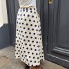Jupe midi fluide pois.Jupe midi Fluide et évasée Légère et agréable à porter Taille élastique pour un maximum de confort Poches pratiques et discrètes Style jupe rétro chic, facile à associer Longueur midi (selon la taille) Coloris beige pois noirs, rose pois rouges, jaune pois noirs Idéale printemps/été Composition : 100% coton