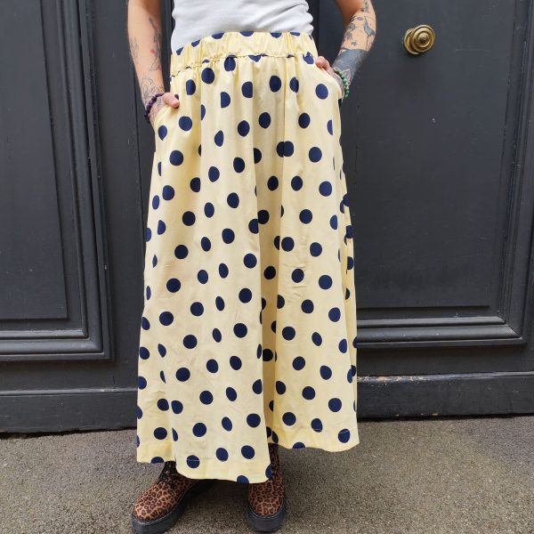 Jupe midi fluide pois.Jupe midi Fluide et évasée Légère et agréable à porter Taille élastique pour un maximum de confort Poches pratiques et discrètes Style jupe rétro chic, facile à associer Longueur midi (selon la taille) Coloris beige pois noirs, rose pois rouges, jaune pois noirs Idéale printemps/été Composition : 100% coton