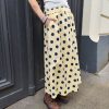 Jupe midi fluide pois.Jupe midi Fluide et évasée Légère et agréable à porter Taille élastique pour un maximum de confort Poches pratiques et discrètes Style jupe rétro chic, facile à associer Longueur midi (selon la taille) Coloris beige pois noirs, rose pois rouges, jaune pois noirs Idéale printemps/été Composition : 100% coton