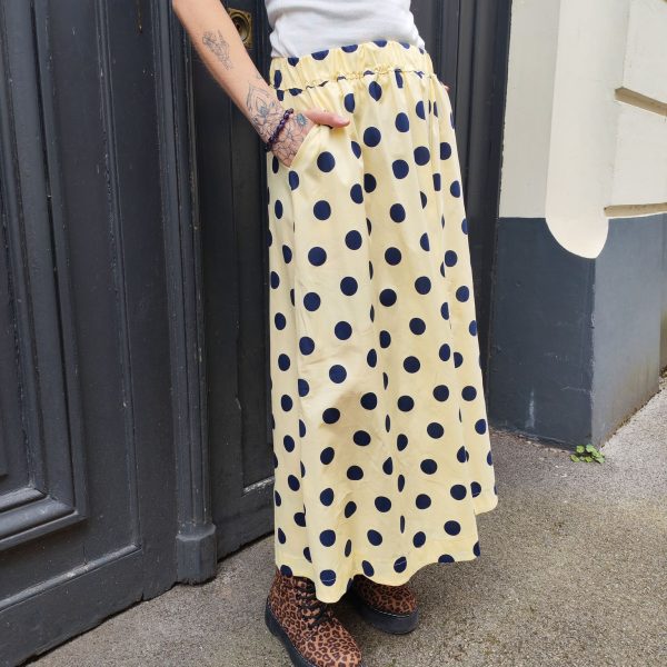Jupe midi fluide pois.Jupe midi Fluide et évasée Légère et agréable à porter Taille élastique pour un maximum de confort Poches pratiques et discrètes Style jupe rétro chic, facile à associer Longueur midi (selon la taille) Coloris beige pois noirs, rose pois rouges, jaune pois noirs Idéale printemps/été Composition : 100% coton