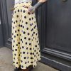 Jupe midi fluide pois.Jupe midi Fluide et évasée Légère et agréable à porter Taille élastique pour un maximum de confort Poches pratiques et discrètes Style jupe rétro chic, facile à associer Longueur midi (selon la taille) Coloris beige pois noirs, rose pois rouges, jaune pois noirs Idéale printemps/été Composition : 100% coton