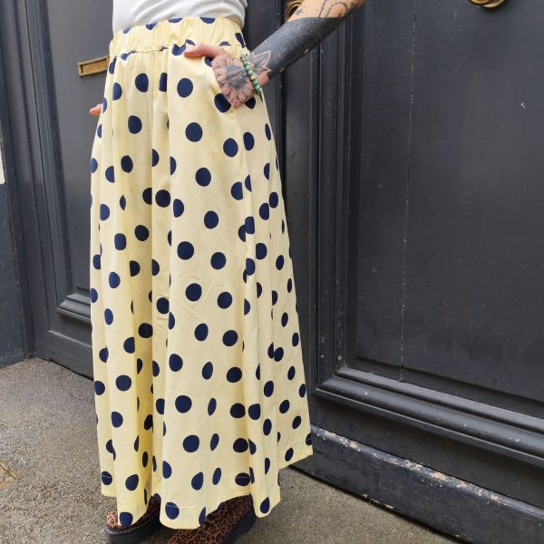 Jupe midi fluide pois.Jupe midi Fluide et évasée Légère et agréable à porter Taille élastique pour un maximum de confort Poches pratiques et discrètes Style jupe rétro chic, facile à associer Longueur midi (selon la taille) Coloris beige pois noirs, rose pois rouges, jaune pois noirs Idéale printemps/été Composition : 100% coton