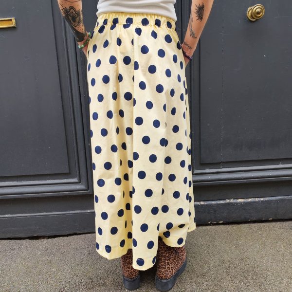 Jupe midi fluide pois.Jupe midi Fluide et évasée Légère et agréable à porter Taille élastique pour un maximum de confort Poches pratiques et discrètes Style jupe rétro chic, facile à associer Longueur midi (selon la taille) Coloris beige pois noirs, rose pois rouges, jaune pois noirs Idéale printemps/été Composition : 100% coton