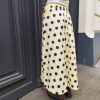 Jupe midi fluide pois.Jupe midi Fluide et évasée Légère et agréable à porter Taille élastique pour un maximum de confort Poches pratiques et discrètes Style jupe rétro chic, facile à associer Longueur midi (selon la taille) Coloris beige pois noirs, rose pois rouges, jaune pois noirs Idéale printemps/été Composition : 100% coton