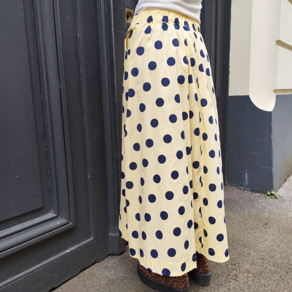 Jupe midi fluide pois.Jupe midi Fluide et évasée Légère et agréable à porter Taille élastique pour un maximum de confort Poches pratiques et discrètes Style jupe rétro chic, facile à associer Longueur midi (selon la taille) Coloris beige pois noirs, rose pois rouges, jaune pois noirs Idéale printemps/été Composition : 100% coton