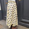 Jupe midi fluide pois.Jupe midi Fluide et évasée Légère et agréable à porter Taille élastique pour un maximum de confort Poches pratiques et discrètes Style jupe rétro chic, facile à associer Longueur midi (selon la taille) Coloris beige pois noirs, rose pois rouges, jaune pois noirs Idéale printemps/été Composition : 100% coton