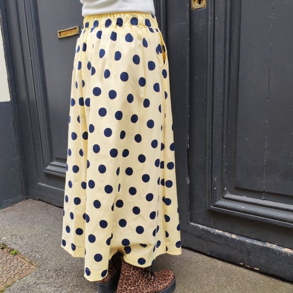 Jupe midi fluide pois.Jupe midi Fluide et évasée Légère et agréable à porter Taille élastique pour un maximum de confort Poches pratiques et discrètes Style jupe rétro chic, facile à associer Longueur midi (selon la taille) Coloris beige pois noirs, rose pois rouges, jaune pois noirs Idéale printemps/été Composition : 100% coton
