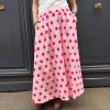 Jupe midi fluide pois.Jupe midi Fluide et évasée Légère et agréable à porter Taille élastique pour un maximum de confort Poches pratiques et discrètes Style jupe rétro chic, facile à associer Longueur midi (selon la taille) Coloris beige pois noirs, rose pois rouges, jaune pois noirs Idéale printemps/été Composition : 100% coton