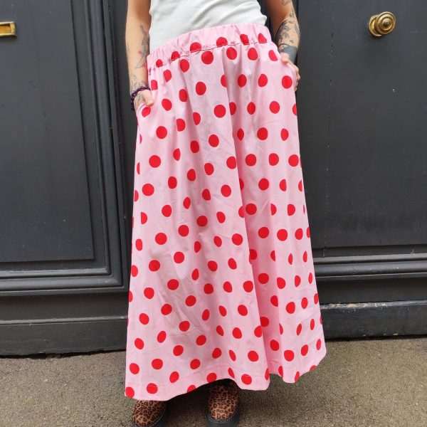 Jupe midi fluide pois.Jupe midi Fluide et évasée Légère et agréable à porter Taille élastique pour un maximum de confort Poches pratiques et discrètes Style jupe rétro chic, facile à associer Longueur midi (selon la taille) Coloris beige pois noirs, rose pois rouges, jaune pois noirs Idéale printemps/été Composition : 100% coton