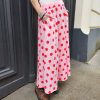 Jupe midi fluide pois.Jupe midi Fluide et évasée Légère et agréable à porter Taille élastique pour un maximum de confort Poches pratiques et discrètes Style jupe rétro chic, facile à associer Longueur midi (selon la taille) Coloris beige pois noirs, rose pois rouges, jaune pois noirs Idéale printemps/été Composition : 100% coton