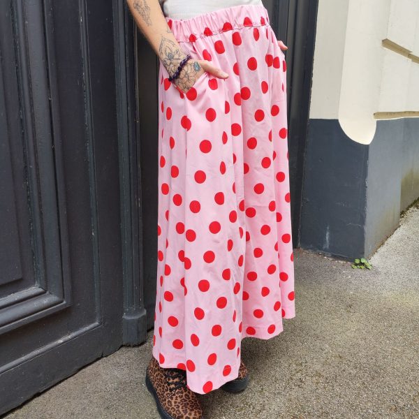 Jupe midi fluide pois.Jupe midi Fluide et évasée Légère et agréable à porter Taille élastique pour un maximum de confort Poches pratiques et discrètes Style jupe rétro chic, facile à associer Longueur midi (selon la taille) Coloris beige pois noirs, rose pois rouges, jaune pois noirs Idéale printemps/été Composition : 100% coton