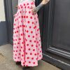 Jupe midi fluide pois.Jupe midi Fluide et évasée Légère et agréable à porter Taille élastique pour un maximum de confort Poches pratiques et discrètes Style jupe rétro chic, facile à associer Longueur midi (selon la taille) Coloris beige pois noirs, rose pois rouges, jaune pois noirs Idéale printemps/été Composition : 100% coton