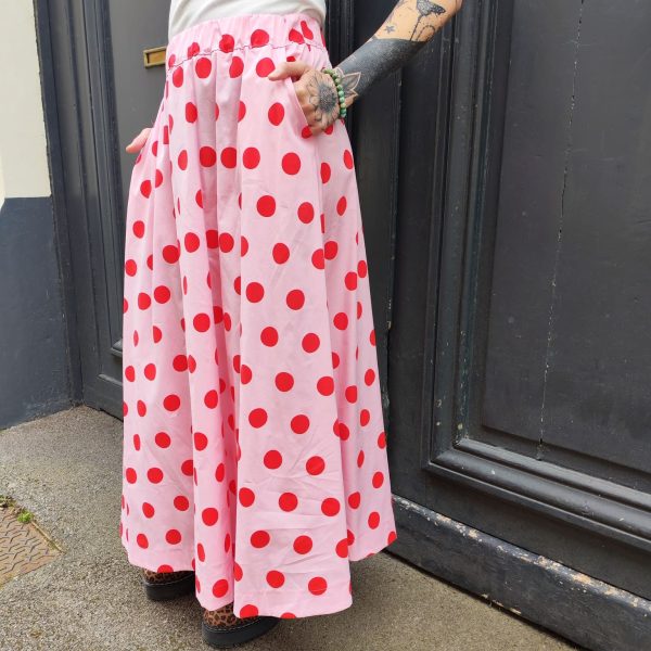 Jupe midi fluide pois.Jupe midi Fluide et évasée Légère et agréable à porter Taille élastique pour un maximum de confort Poches pratiques et discrètes Style jupe rétro chic, facile à associer Longueur midi (selon la taille) Coloris beige pois noirs, rose pois rouges, jaune pois noirs Idéale printemps/été Composition : 100% coton