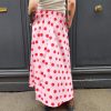 Jupe midi fluide pois.Jupe midi Fluide et évasée Légère et agréable à porter Taille élastique pour un maximum de confort Poches pratiques et discrètes Style jupe rétro chic, facile à associer Longueur midi (selon la taille) Coloris beige pois noirs, rose pois rouges, jaune pois noirs Idéale printemps/été Composition : 100% coton