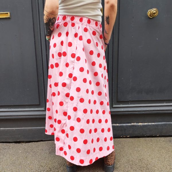 Jupe midi fluide pois.Jupe midi Fluide et évasée Légère et agréable à porter Taille élastique pour un maximum de confort Poches pratiques et discrètes Style jupe rétro chic, facile à associer Longueur midi (selon la taille) Coloris beige pois noirs, rose pois rouges, jaune pois noirs Idéale printemps/été Composition : 100% coton