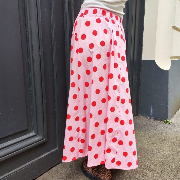 Jupe midi fluide pois.Jupe midi Fluide et évasée Légère et agréable à porter Taille élastique pour un maximum de confort Poches pratiques et discrètes Style jupe rétro chic, facile à associer Longueur midi (selon la taille) Coloris beige pois noirs, rose pois rouges, jaune pois noirs Idéale printemps/été Composition : 100% coton