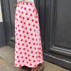 Jupe midi fluide pois.Jupe midi Fluide et évasée Légère et agréable à porter Taille élastique pour un maximum de confort Poches pratiques et discrètes Style jupe rétro chic, facile à associer Longueur midi (selon la taille) Coloris beige pois noirs, rose pois rouges, jaune pois noirs Idéale printemps/été Composition : 100% coton