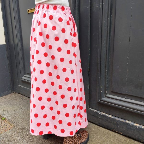 Jupe midi fluide pois.Jupe midi Fluide et évasée Légère et agréable à porter Taille élastique pour un maximum de confort Poches pratiques et discrètes Style jupe rétro chic, facile à associer Longueur midi (selon la taille) Coloris beige pois noirs, rose pois rouges, jaune pois noirs Idéale printemps/été Composition : 100% coton