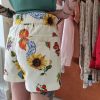 Short imprimé fruits vintage.Short imprimé fruits vintage Matière légère et agréable à porter Coupe fluide et décontractée Imprimé fruits & motifs vintage (tournesols, agrumes, raisins, sardines) Fermeture bouton + zip Poches latérales pratiques Poches arrière Facile à enfiler Idéal pour la saison estivale Composition : 100% coton