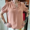 Blouse fluide dentelle bohème.Blouse fluide Coupe droite et confortable Style bohème, casual chic Manches courtes légèrement bouffantes Encolure en V avec finitions dentelle Coloris vert doux / terracotta Tissu léger et respirant Finitions travaillées, effet texturé Idéale pour le printemps/été Composition : 100% polyester