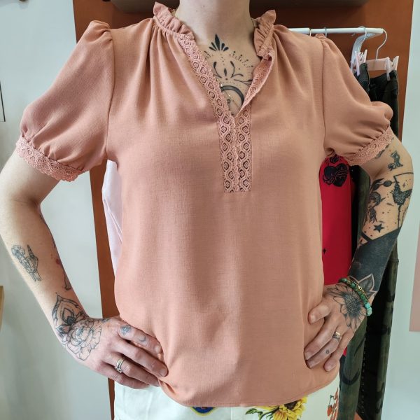 Blouse fluide dentelle bohème.Blouse fluide Coupe droite et confortable Style bohème, casual chic Manches courtes légèrement bouffantes Encolure en V avec finitions dentelle Coloris vert doux / terracotta Tissu léger et respirant Finitions travaillées, effet texturé Idéale pour le printemps/été Composition : 100% polyester