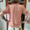 Blouse fluide dentelle bohème.Blouse fluide Coupe droite et confortable Style bohème, casual chic Manches courtes légèrement bouffantes Encolure en V avec finitions dentelle Coloris vert doux / terracotta Tissu léger et respirant Finitions travaillées, effet texturé Idéale pour le printemps/été Composition : 100% polyester