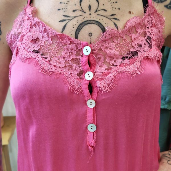Top caraco dentelle satin Dernières Chances Mademoiselle Hélène Top caraco dentelle satin.Top caraco Effet satin doux et léger Empiècements en dentelle délicate Bretelles fines et ajustables Décolleté en V avec boutons décoratifs Coupe fluide et confortable Top tendance, facile à associer Couleurs noir, blanc, rose Idéal printemps/été Composition : 1OO% viscose