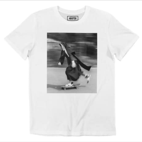 T-shirt Skate Nonne Vintage Dernières Chances Mademoiselle Hélène T-shirt skate nonne vintage, t-shirt imprimé, style streetwear, coupe unisexe, 100% coton, fabrication ftançaise, visuel imprimé noir et blanc.