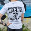 T-shirt unisexe message original Dernières Chances Mademoiselle Hélène T-shirt unisexe message original T-shirt unisexe coupe droite Coton doux confortable T-shirt imprimé avec slogan au dos Inscription "Jamais assez" à l'avant Coloris noir et blanc Style streetwear, casual, rock T-shirt tendance facile à associer Coupe adaptée à toutes les morphologie Idéal toute l'année Composition : 100% coton