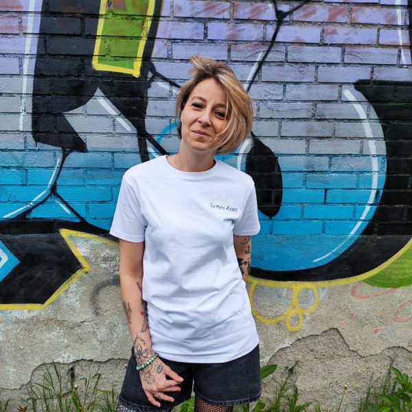 T-shirt unisexe message original Dernières Chances Mademoiselle Hélène T-shirt unisexe message original T-shirt unisexe coupe droite Coton doux confortable T-shirt imprimé avec slogan au dos Inscription "Jamais assez" à l'avant Coloris noir et blanc Style streetwear, casual, rock T-shirt tendance facile à associer Coupe adaptée à toutes les morphologie Idéal toute l'année Composition : 100% coton