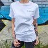 T-shirt unisexe message original Dernières Chances Mademoiselle Hélène T-shirt unisexe message original T-shirt unisexe coupe droite Coton doux confortable T-shirt imprimé avec slogan au dos Inscription "Jamais assez" à l'avant Coloris noir et blanc Style streetwear, casual, rock T-shirt tendance facile à associer Coupe adaptée à toutes les morphologie Idéal toute l'année Composition : 100% coton
