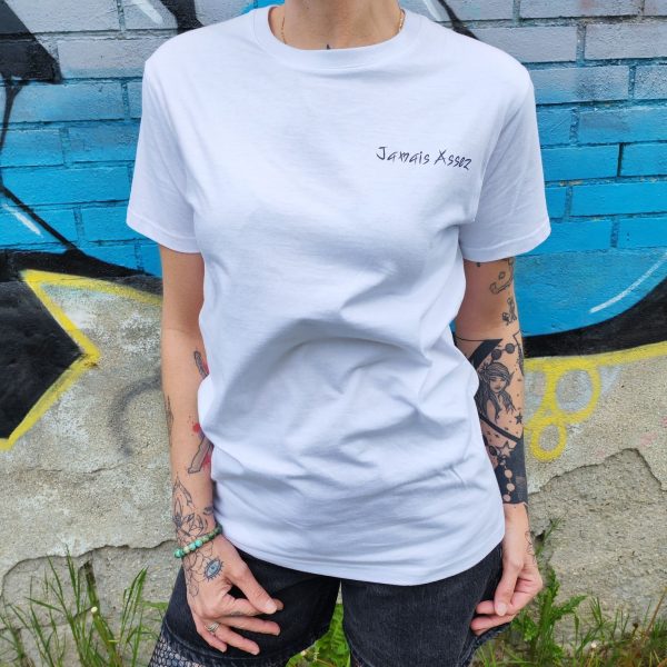 T-shirt unisexe message original Dernières Chances Mademoiselle Hélène T-shirt unisexe message original T-shirt unisexe coupe droite Coton doux confortable T-shirt imprimé avec slogan au dos Inscription "Jamais assez" à l'avant Coloris noir et blanc Style streetwear, casual, rock T-shirt tendance facile à associer Coupe adaptée à toutes les morphologie Idéal toute l'année Composition : 100% coton