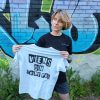 T-shirt unisexe message original Dernières Chances Mademoiselle Hélène T-shirt unisexe message original T-shirt unisexe coupe droite Coton doux confortable T-shirt imprimé avec slogan au dos Inscription "Jamais assez" à l'avant Coloris noir et blanc Style streetwear, casual, rock T-shirt tendance facile à associer Coupe adaptée à toutes les morphologie Idéal toute l'année Composition : 100% coton