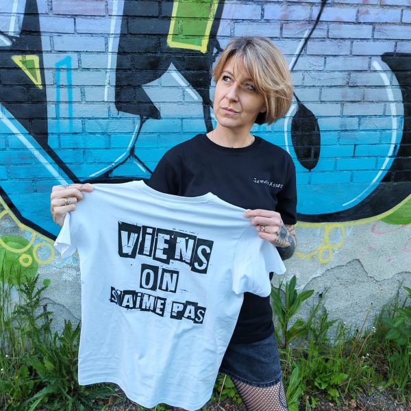 T-shirt unisexe message original Dernières Chances Mademoiselle Hélène T-shirt unisexe message original T-shirt unisexe coupe droite Coton doux confortable T-shirt imprimé avec slogan au dos Inscription "Jamais assez" à l'avant Coloris noir et blanc Style streetwear, casual, rock T-shirt tendance facile à associer Coupe adaptée à toutes les morphologie Idéal toute l'année Composition : 100% coton