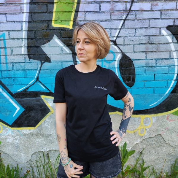 T-shirt unisexe message original Dernières Chances Mademoiselle Hélène T-shirt unisexe message original T-shirt unisexe coupe droite Coton doux confortable T-shirt imprimé avec slogan au dos Inscription "Jamais assez" à l'avant Coloris noir et blanc Style streetwear, casual, rock T-shirt tendance facile à associer Coupe adaptée à toutes les morphologie Idéal toute l'année Composition : 100% coton