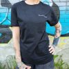 T-shirt unisexe message original Dernières Chances Mademoiselle Hélène T-shirt unisexe message original T-shirt unisexe coupe droite Coton doux confortable T-shirt imprimé avec slogan au dos Inscription "Jamais assez" à l'avant Coloris noir et blanc Style streetwear, casual, rock T-shirt tendance facile à associer Coupe adaptée à toutes les morphologie Idéal toute l'année Composition : 100% coton