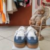 Baskets denim bicolore tendance Chaussures & Accessoires Mademoiselle Hélène Baskets denim bicolore tendance. Baskets denim bicolore Style casual / streetwear Coloris bleu jean clair et foncé Fermetures à lacets Semelle gomme confortable Matière aspect toile denim Coupe confortable au quotidien Faciles à associer Taille normalement Look rétro tendance