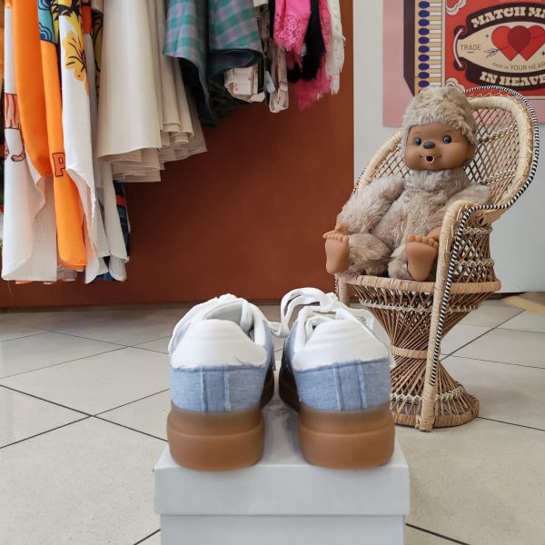 Baskets denim bicolore tendance Chaussures & Accessoires Mademoiselle Hélène Baskets denim bicolore tendance. Baskets denim bicolore Style casual / streetwear Coloris bleu jean clair et foncé Fermetures à lacets Semelle gomme confortable Matière aspect toile denim Coupe confortable au quotidien Faciles à associer Taille normalement Look rétro tendance