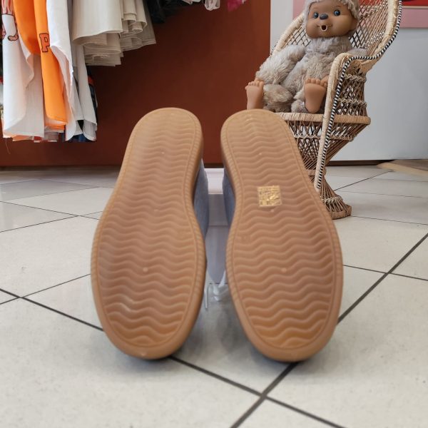 Baskets denim bicolore tendance Chaussures & Accessoires Mademoiselle Hélène Baskets denim bicolore tendance. Baskets denim bicolore Style casual / streetwear Coloris bleu jean clair et foncé Fermetures à lacets Semelle gomme confortable Matière aspect toile denim Coupe confortable au quotidien Faciles à associer Taille normalement Look rétro tendance