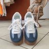 Baskets denim bicolore tendance Chaussures & Accessoires Mademoiselle Hélène Baskets denim bicolore tendance. Baskets denim bicolore Style casual / streetwear Coloris bleu jean clair et foncé Fermetures à lacets Semelle gomme confortable Matière aspect toile denim Coupe confortable au quotidien Faciles à associer Taille normalement Look rétro tendance