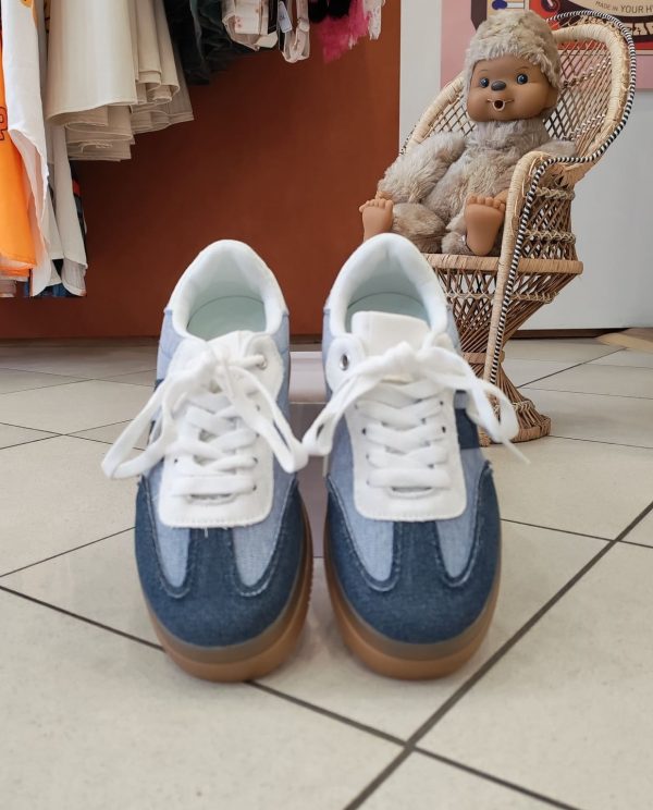 Baskets denim bicolore tendance Chaussures & Accessoires Mademoiselle Hélène Baskets denim bicolore tendance. Baskets denim bicolore Style casual / streetwear Coloris bleu jean clair et foncé Fermetures à lacets Semelle gomme confortable Matière aspect toile denim Coupe confortable au quotidien Faciles à associer Taille normalement Look rétro tendance