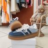 Baskets denim bicolore tendance Chaussures & Accessoires Mademoiselle Hélène Baskets denim bicolore tendance. Baskets denim bicolore Style casual / streetwear Coloris bleu jean clair et foncé Fermetures à lacets Semelle gomme confortable Matière aspect toile denim Coupe confortable au quotidien Faciles à associer Taille normalement Look rétro tendance