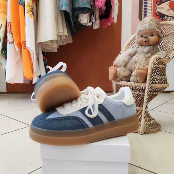 Baskets denim bicolore tendance Chaussures & Accessoires Mademoiselle Hélène Baskets denim bicolore tendance. Baskets denim bicolore Style casual / streetwear Coloris bleu jean clair et foncé Fermetures à lacets Semelle gomme confortable Matière aspect toile denim Coupe confortable au quotidien Faciles à associer Taille normalement Look rétro tendance