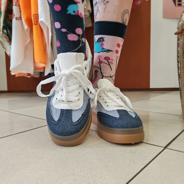Baskets denim bicolore tendance Chaussures & Accessoires Mademoiselle Hélène Baskets denim bicolore tendance. Baskets denim bicolore Style casual / streetwear Coloris bleu jean clair et foncé Fermetures à lacets Semelle gomme confortable Matière aspect toile denim Coupe confortable au quotidien Faciles à associer Taille normalement Look rétro tendance
