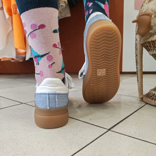 Baskets denim bicolore tendance Chaussures & Accessoires Mademoiselle Hélène Baskets denim bicolore tendance. Baskets denim bicolore Style casual / streetwear Coloris bleu jean clair et foncé Fermetures à lacets Semelle gomme confortable Matière aspect toile denim Coupe confortable au quotidien Faciles à associer Taille normalement Look rétro tendance
