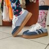 Baskets denim bicolore tendance Chaussures & Accessoires Mademoiselle Hélène Baskets denim bicolore tendance. Baskets denim bicolore Style casual / streetwear Coloris bleu jean clair et foncé Fermetures à lacets Semelle gomme confortable Matière aspect toile denim Coupe confortable au quotidien Faciles à associer Taille normalement Look rétro tendance